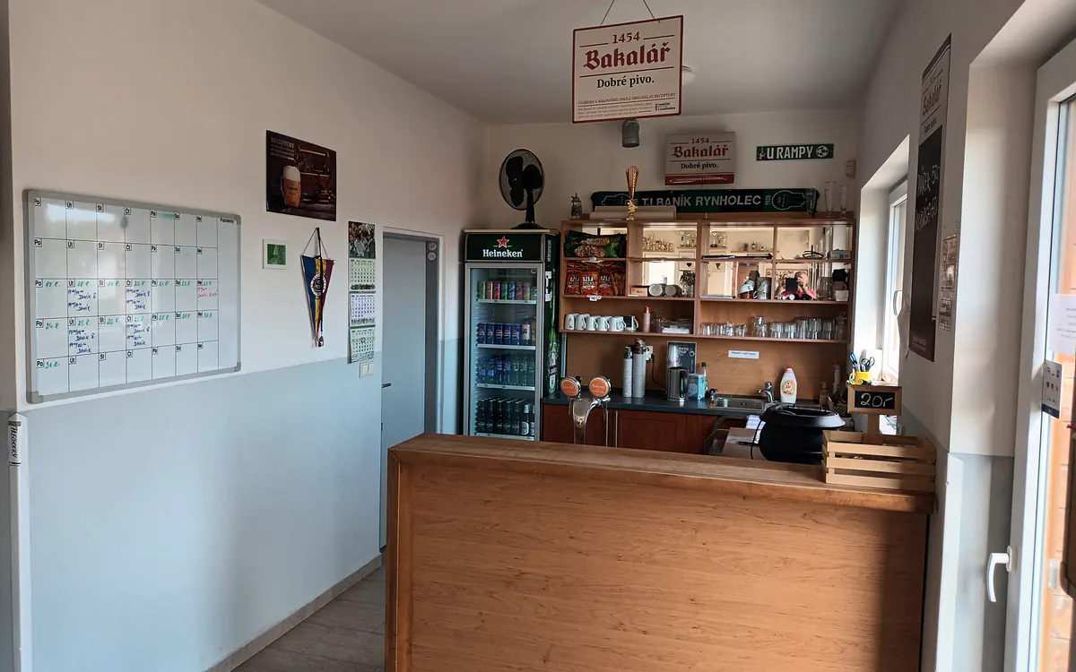 Barový pult a společenské zázemí klubovny Baníku Rynholec