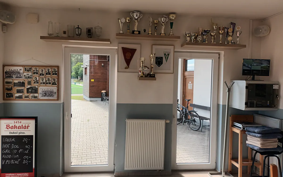 Trofeje a historické fotografie v klubovně Baníku Rynholec