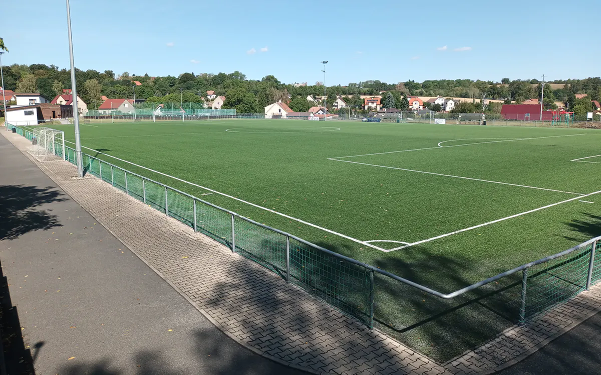 Široký pohled přes fotbalové hřiště Baníku Rynholec