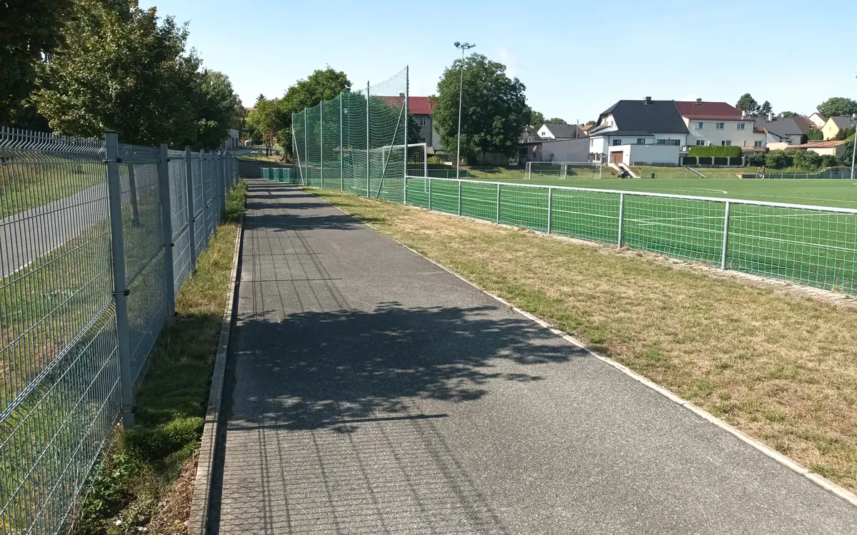 Asfaltová in-line dráha podél fotbalového hřiště