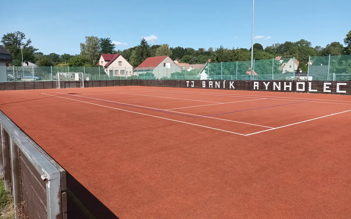 Multifunkční hřiště s označením TJ Baník Rynholec