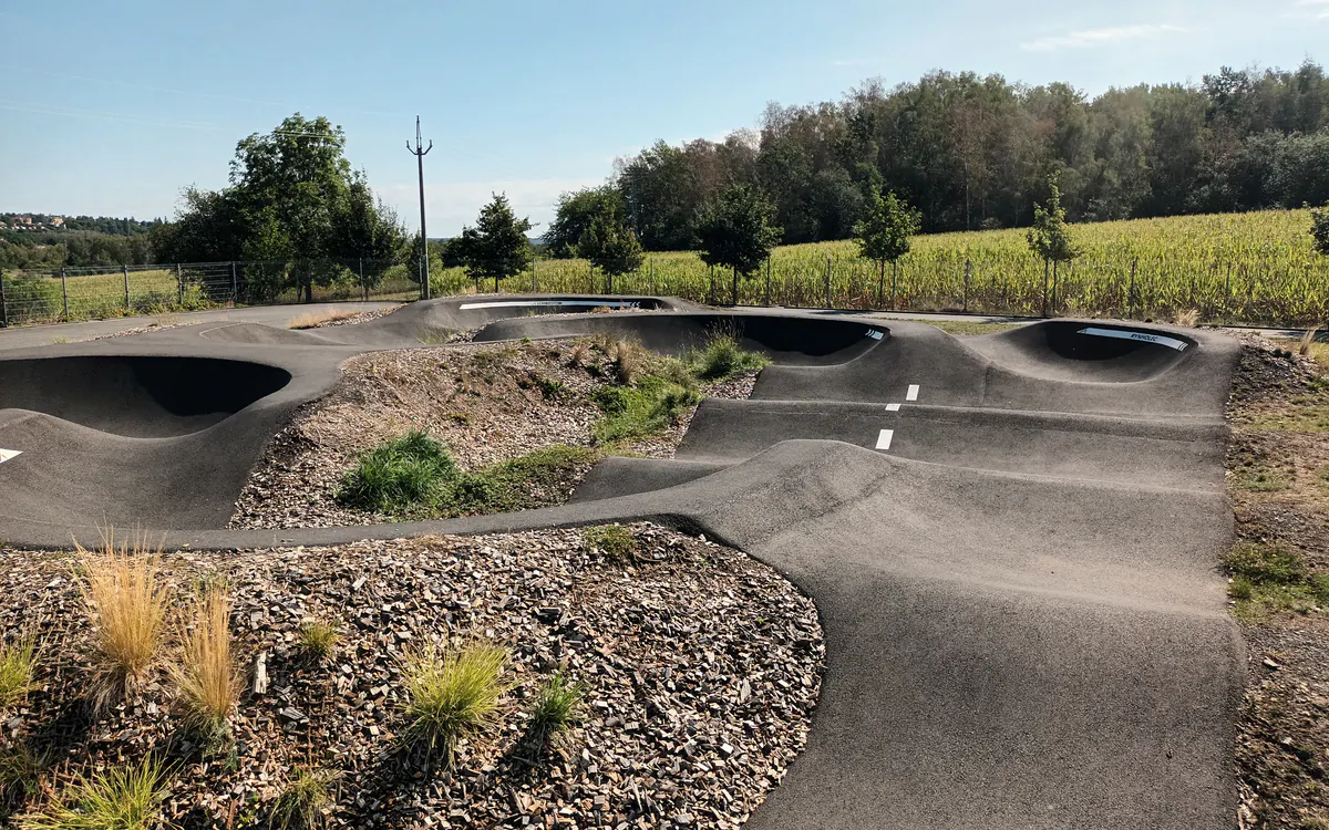 Asfaltový pumptrack s vlnami a klopenými zatáčkami
