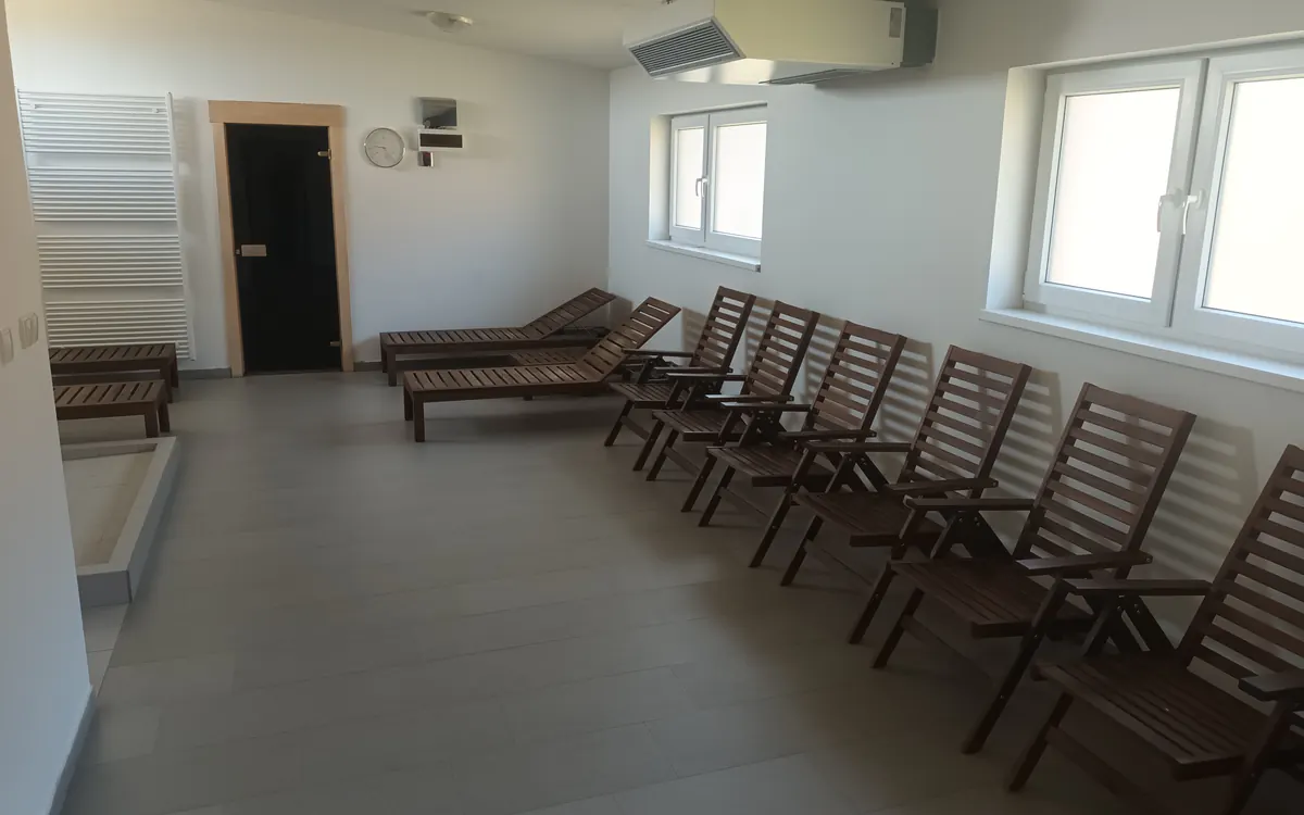 Odpočívárna sauny s lehátky v areálu Baníku Rynholec