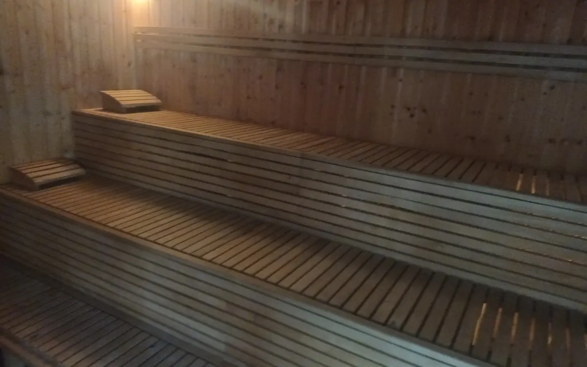 Dřevěné lavice uvnitř finské sauny