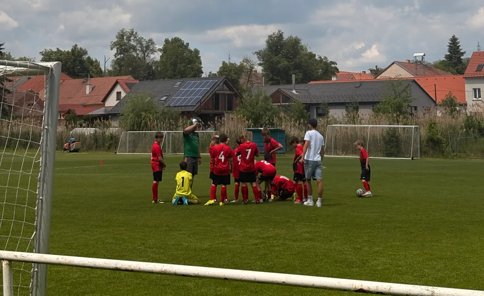 Mládež TJ Baník Rynholec při týmové poradě